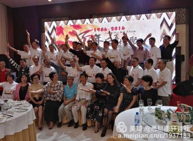 先将挎肩包扔到了自己的座位上