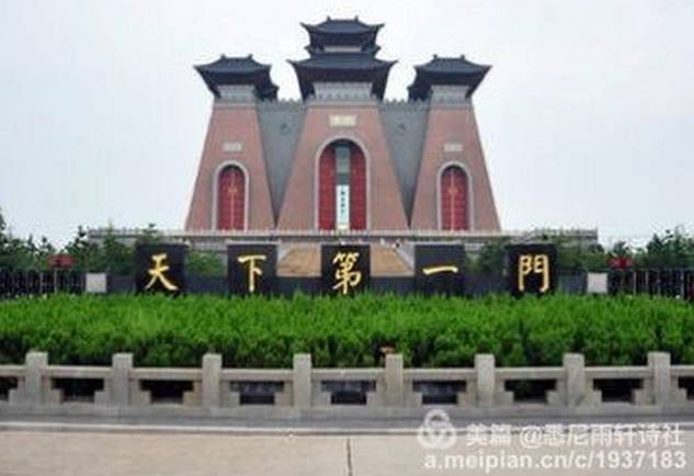 转头对坐在我邻座的一个胖乎乎的中年人